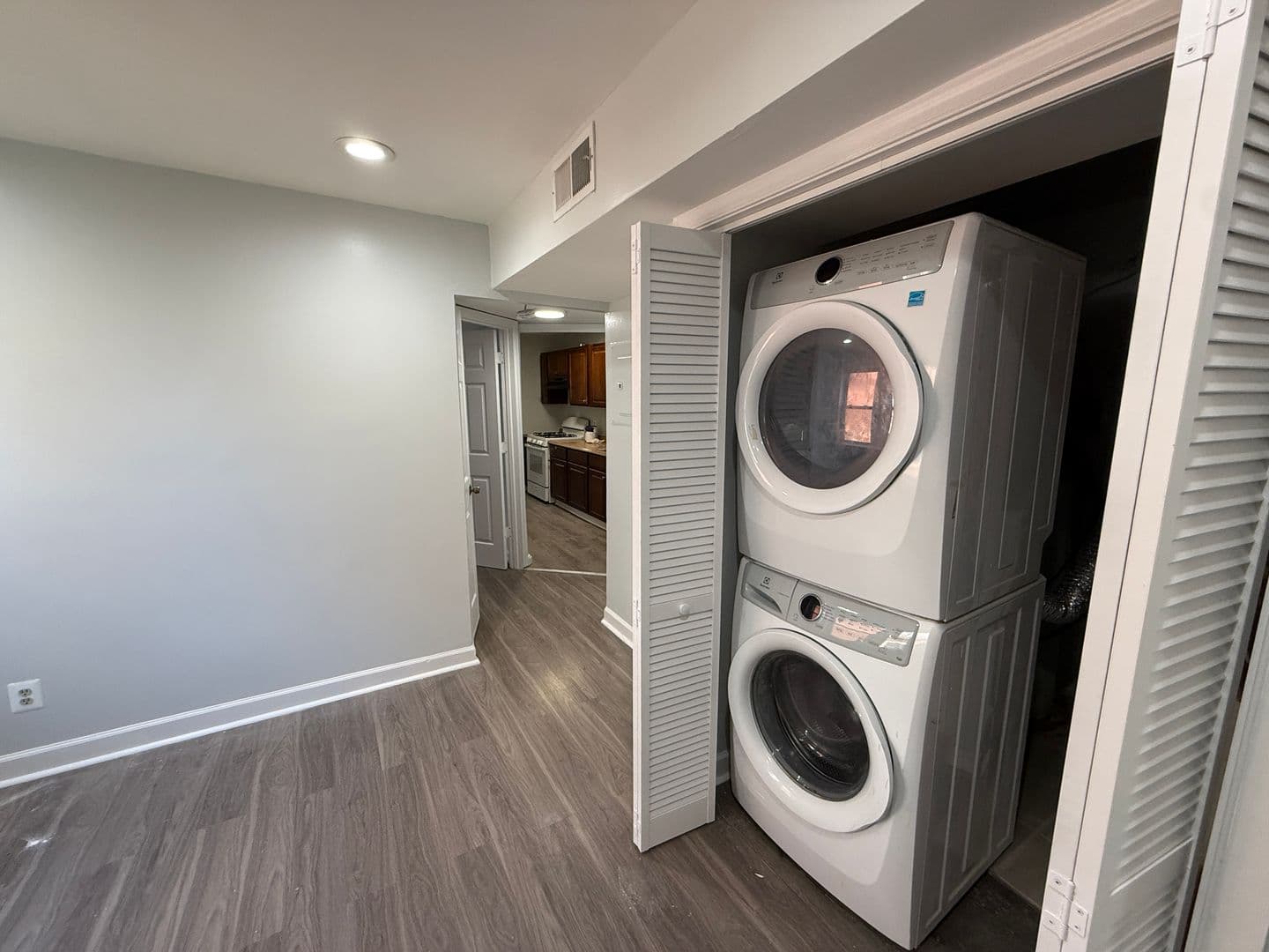 Washington Apartment: 2853 28th St, SE