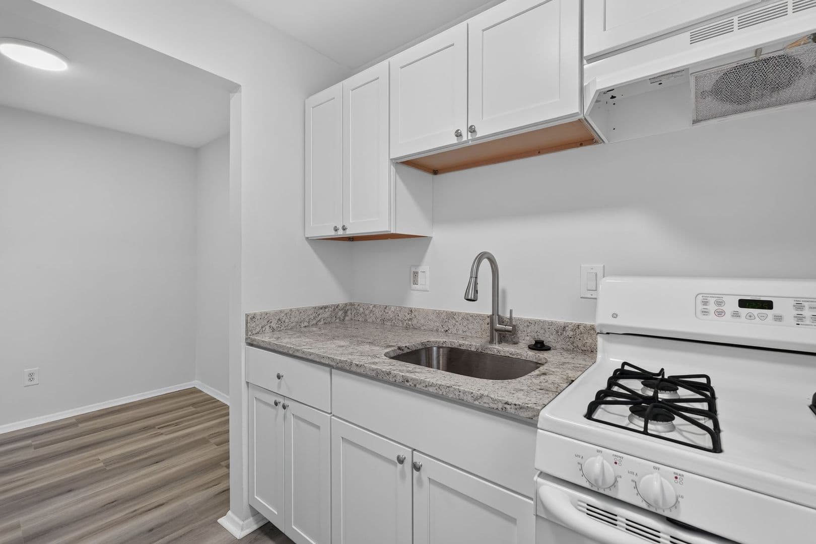 Washington Apartment: 5821 Field Pl NE