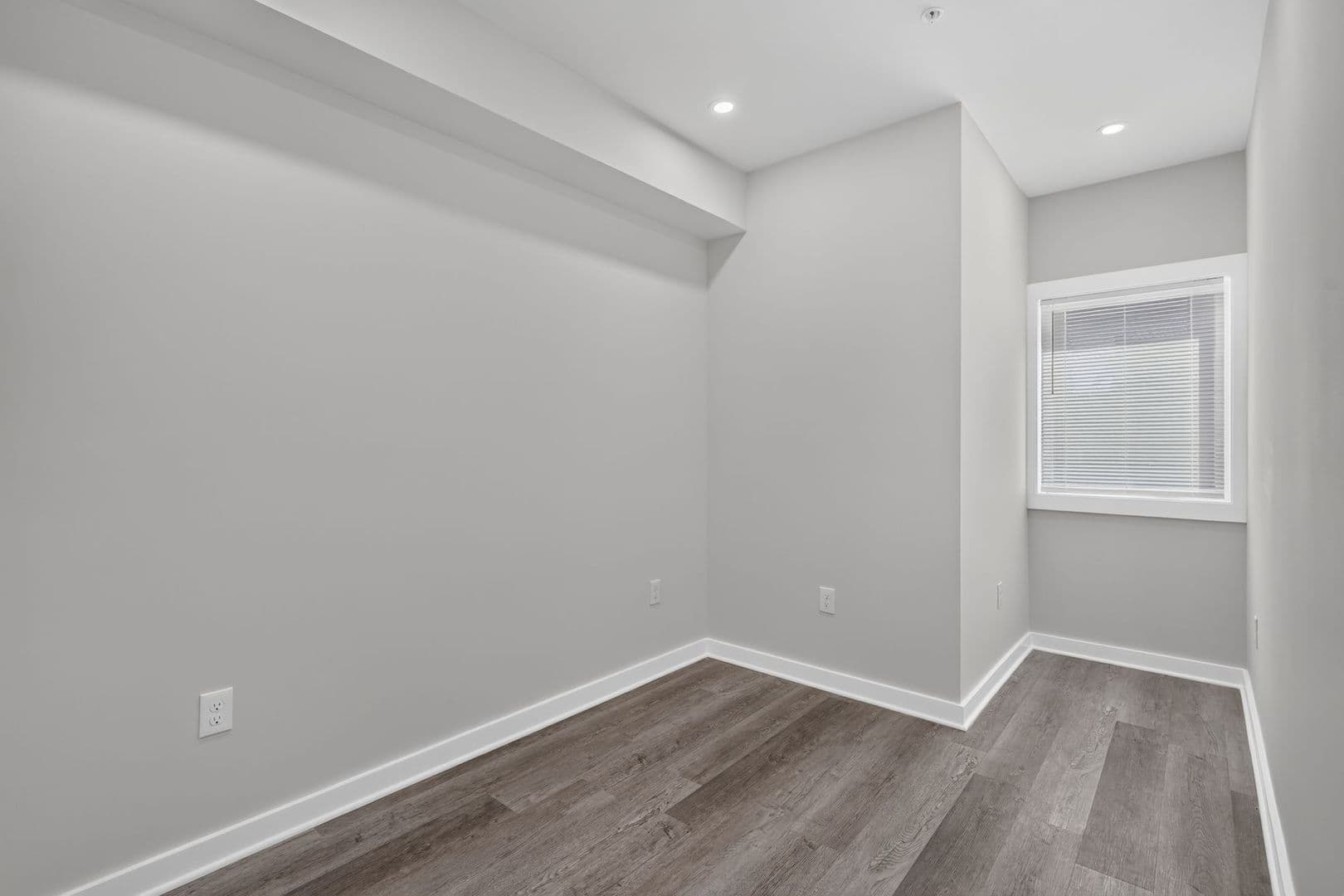Washington Apartment: 1516 18th St SE