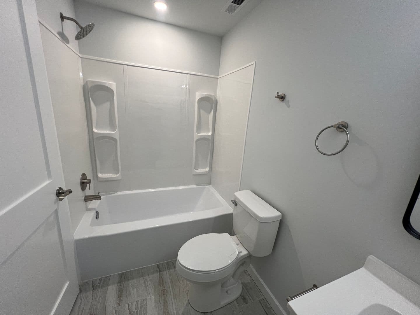 Washington Apartment: 1516 18th St SE