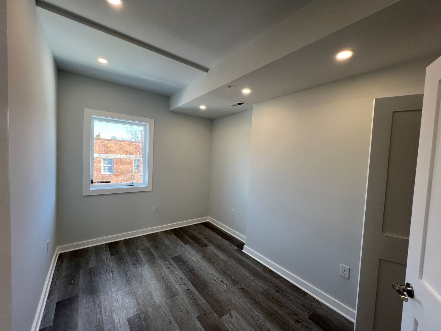 Washington Apartment: 1516 18th St SE