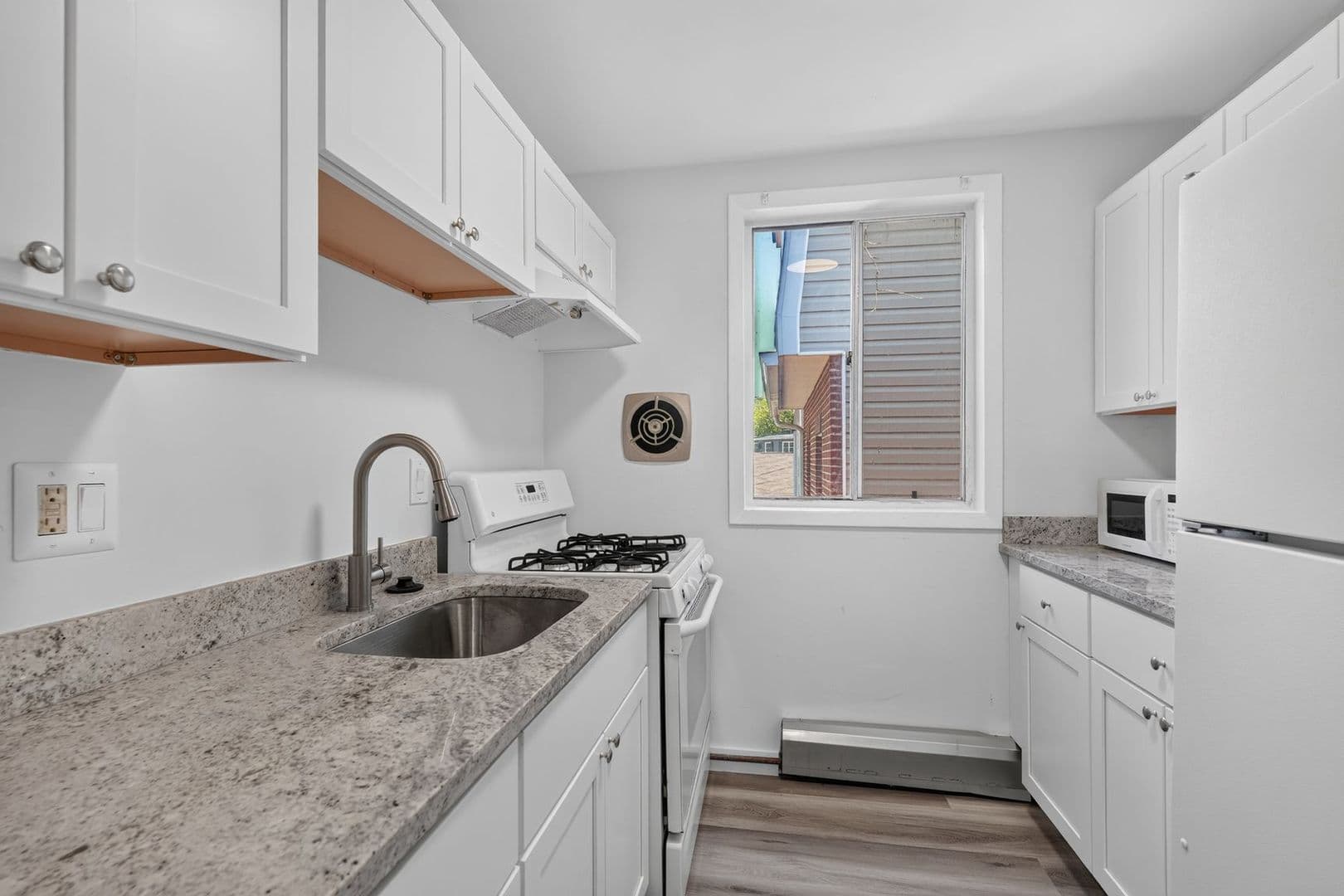 Washington Apartment: 5821 Field Pl NE