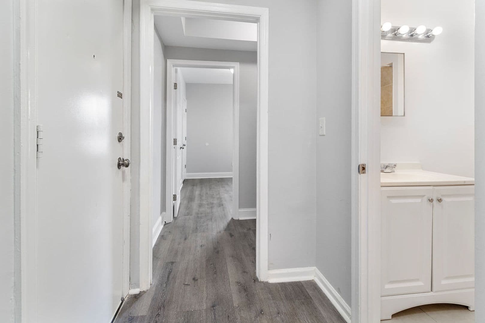 Washington Apartment: 1150 17th St, NE