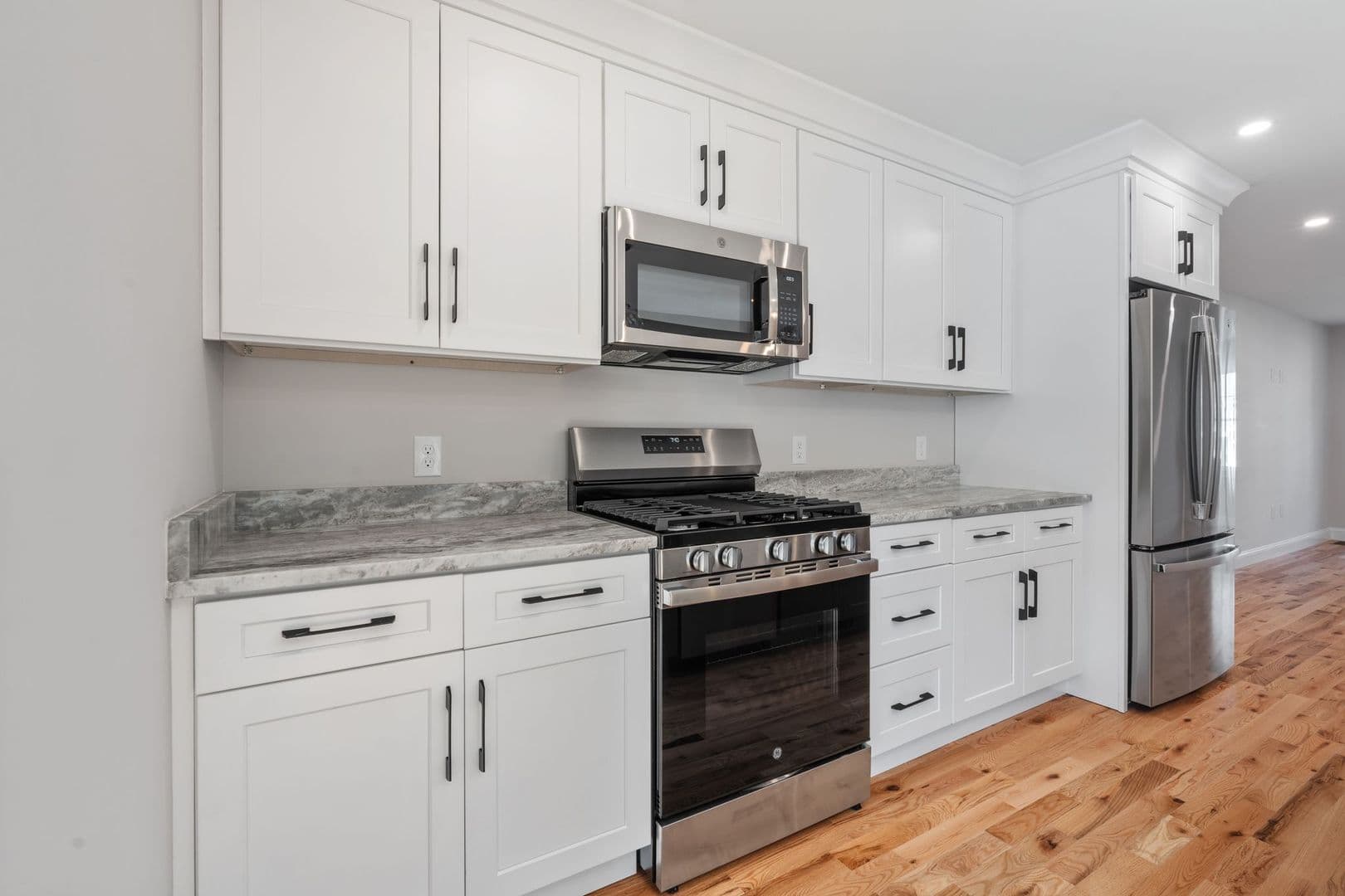 Portsmouth Apartment: 951 Peverly Hill Road