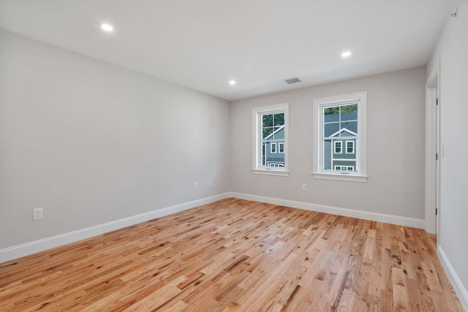 Portsmouth Apartment: 951 Peverly Hill Road