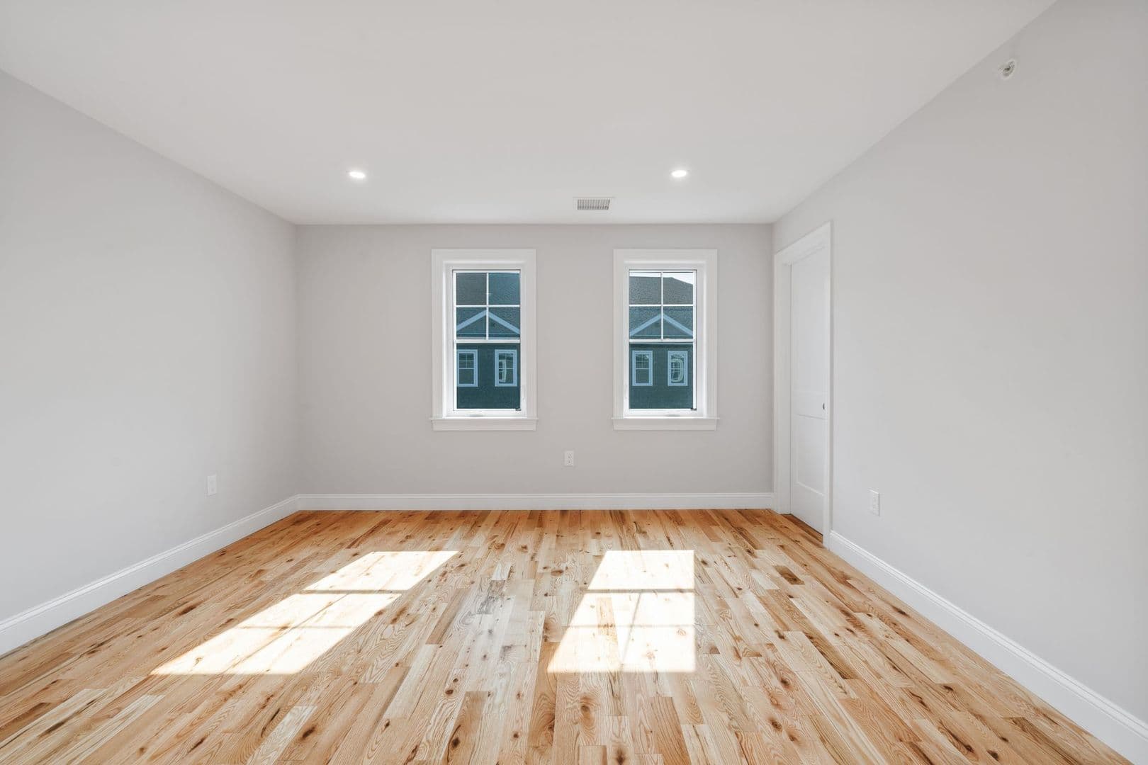 Portsmouth Apartment: 951 Peverly Hill Road