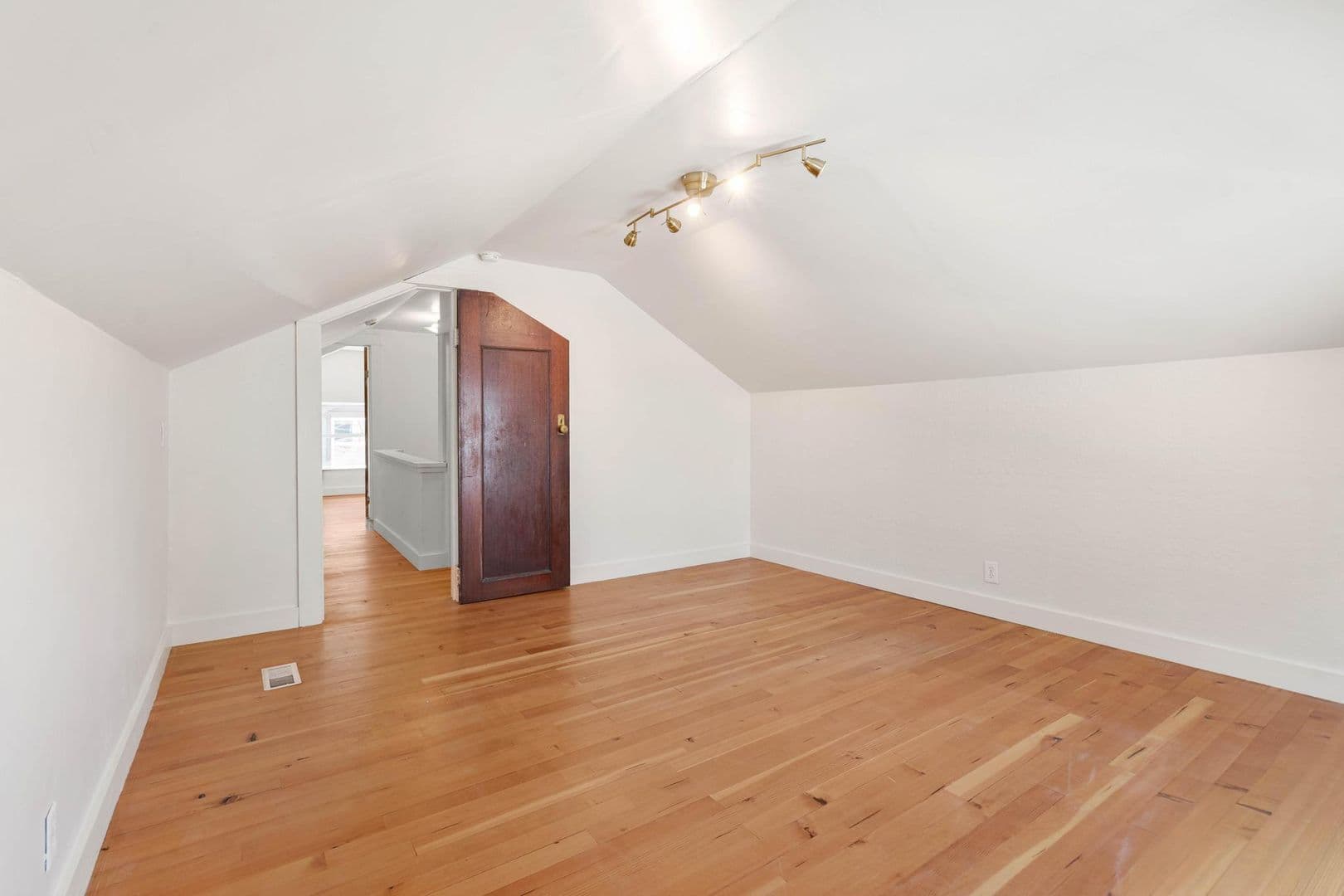 Portland House: 236 NE Lombard St