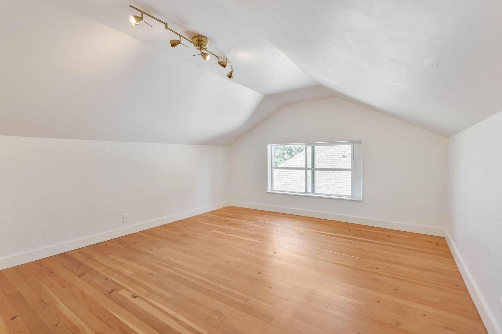 Portland House: 236 NE Lombard St