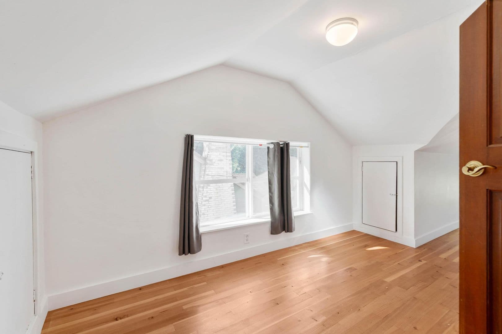 Portland House: 236 NE Lombard St