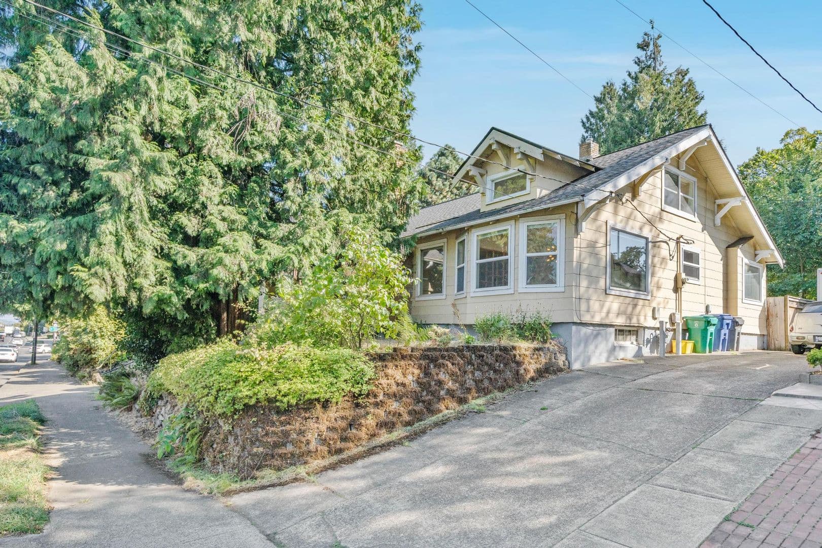 Portland House: 236 NE Lombard St