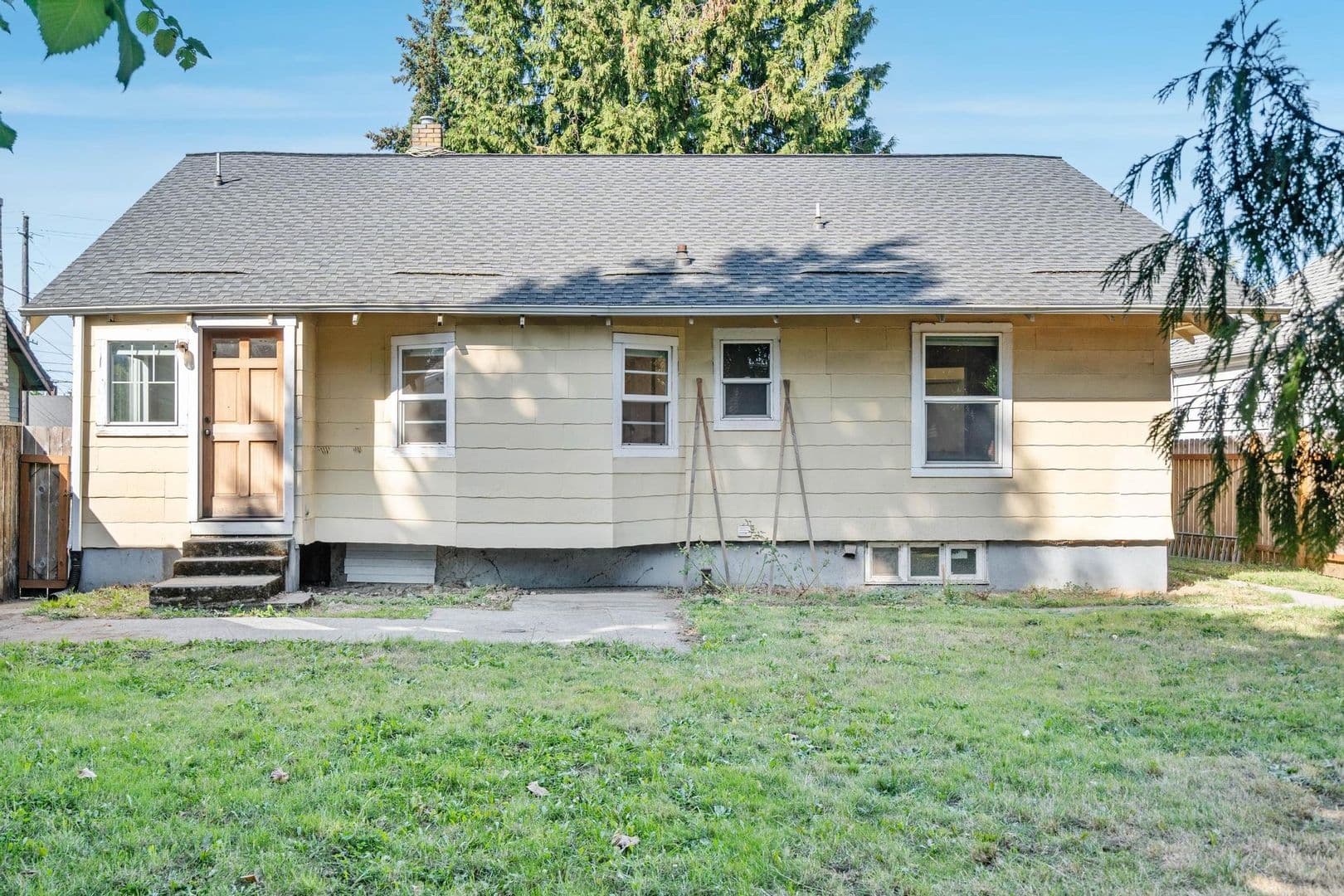 Portland House: 236 NE Lombard St