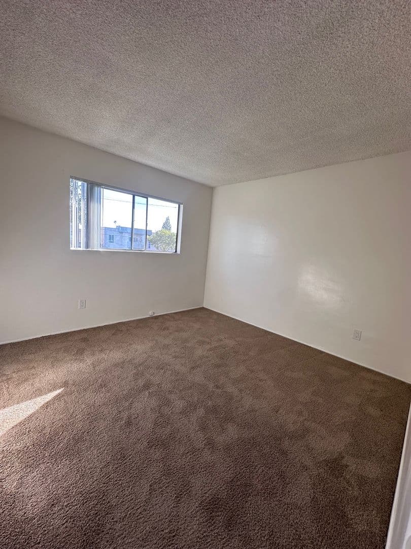 Anaheim Apartment: 1557-1563 W. Ball Road