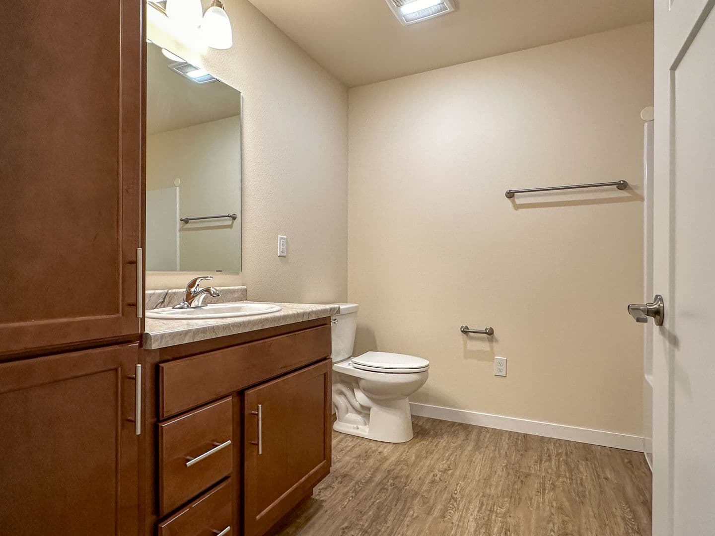 Florence Apartment: 5863 Chapin Street