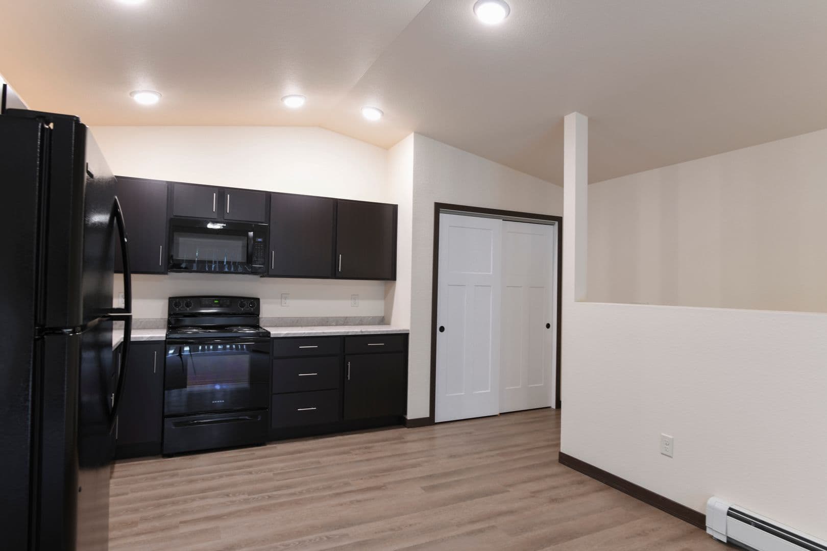 Marshfield Apartment: 1906 N Hume Ave