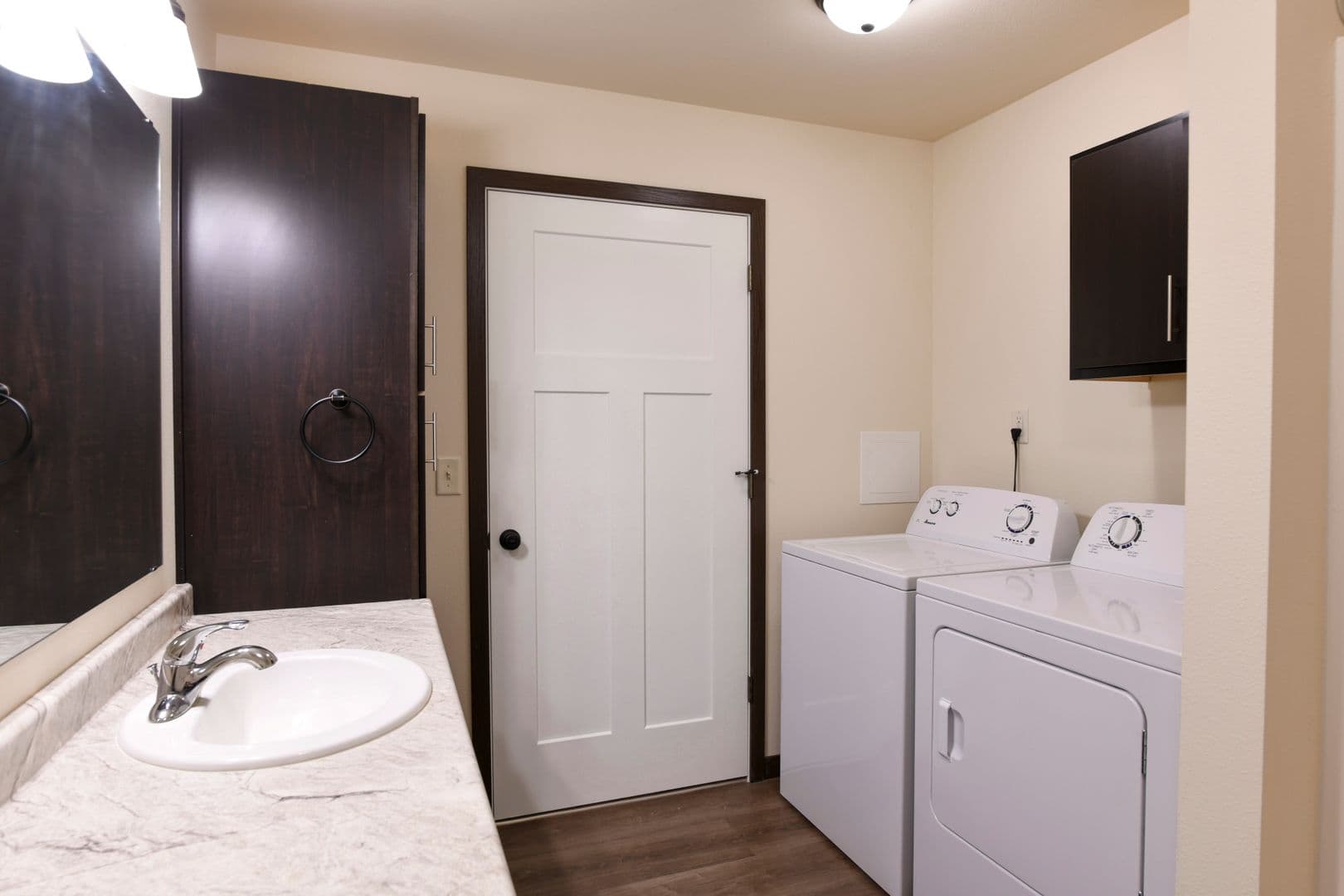 Marshfield Apartment: 1906 N Hume Ave