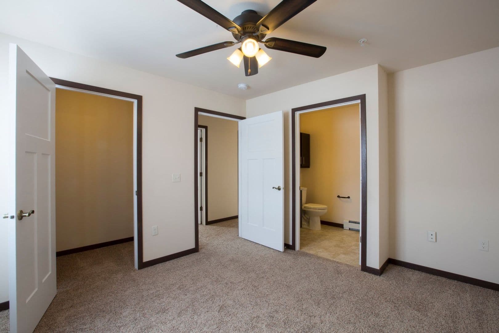 Marshfield Apartment: 1906 N Hume Ave