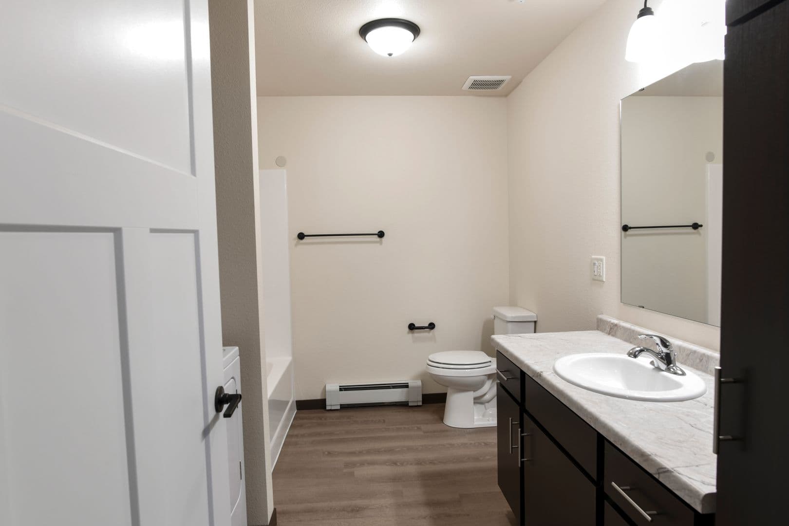 Marshfield Apartment: 1906 N Hume Ave