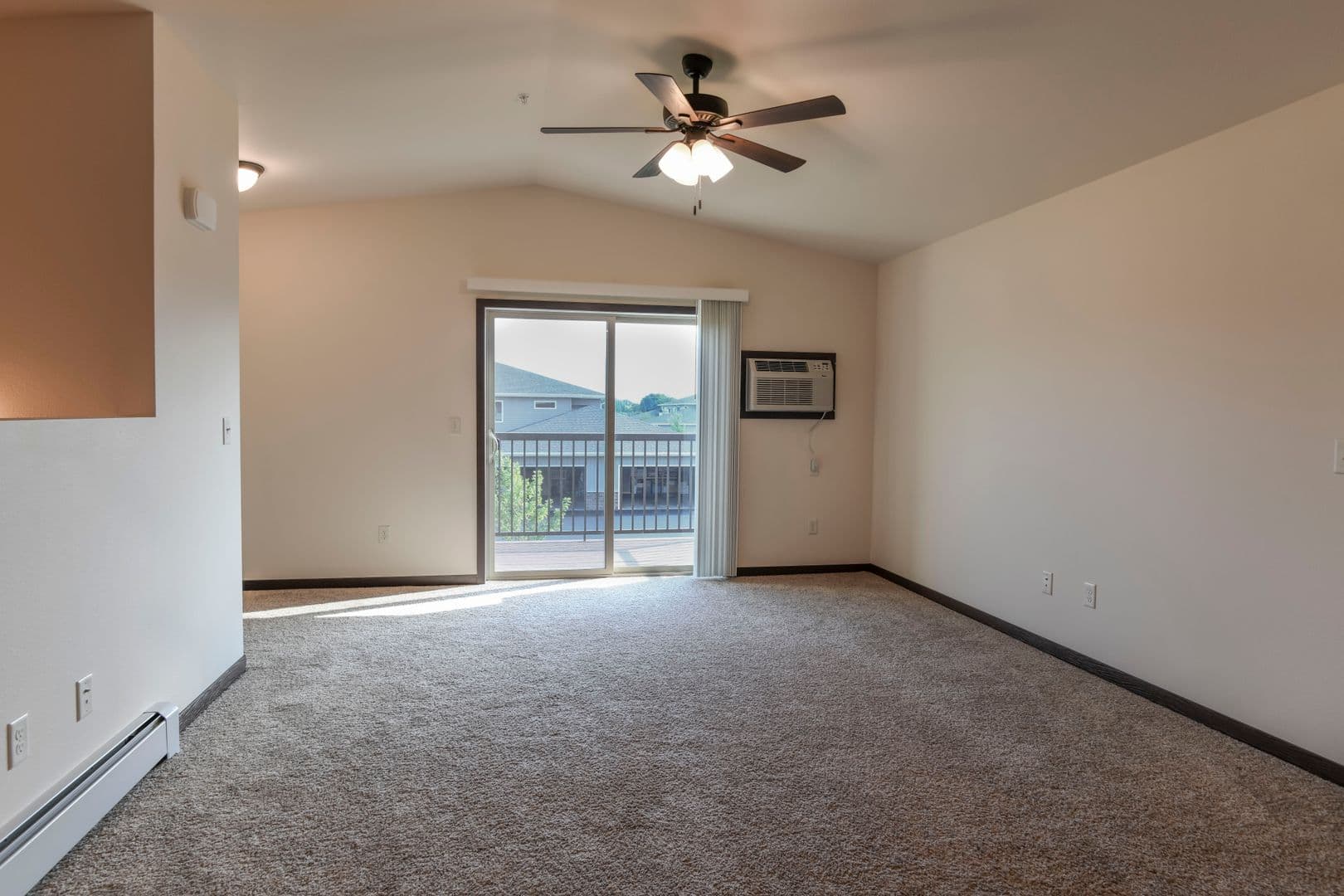 Marshfield Apartment: 1906 N Hume Ave