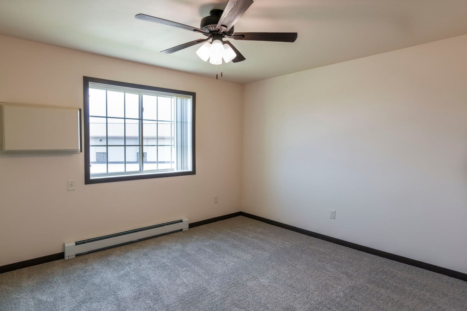 Marshfield Apartment: 1906 N Hume Ave