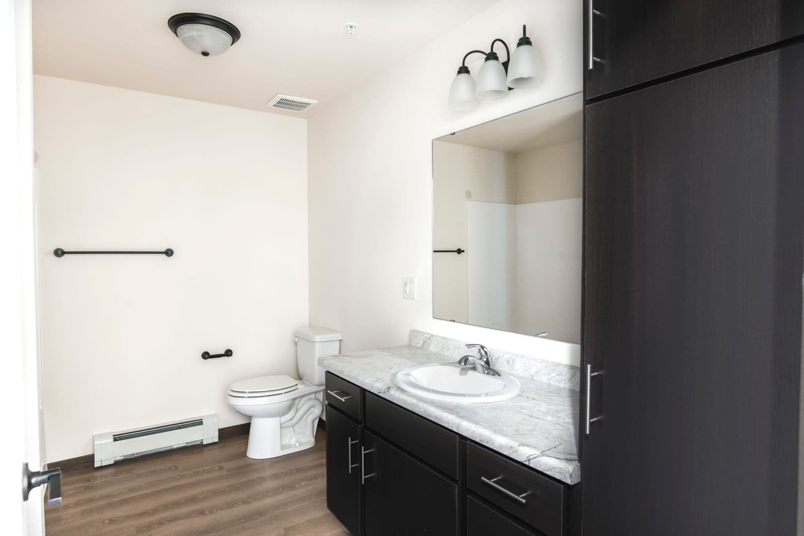 Marshfield Apartment: 1906 N Hume Ave