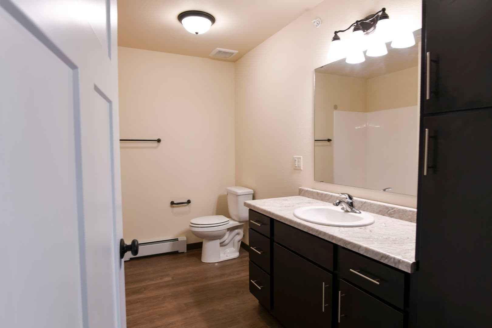 Marshfield Apartment: 1906 N Hume Ave