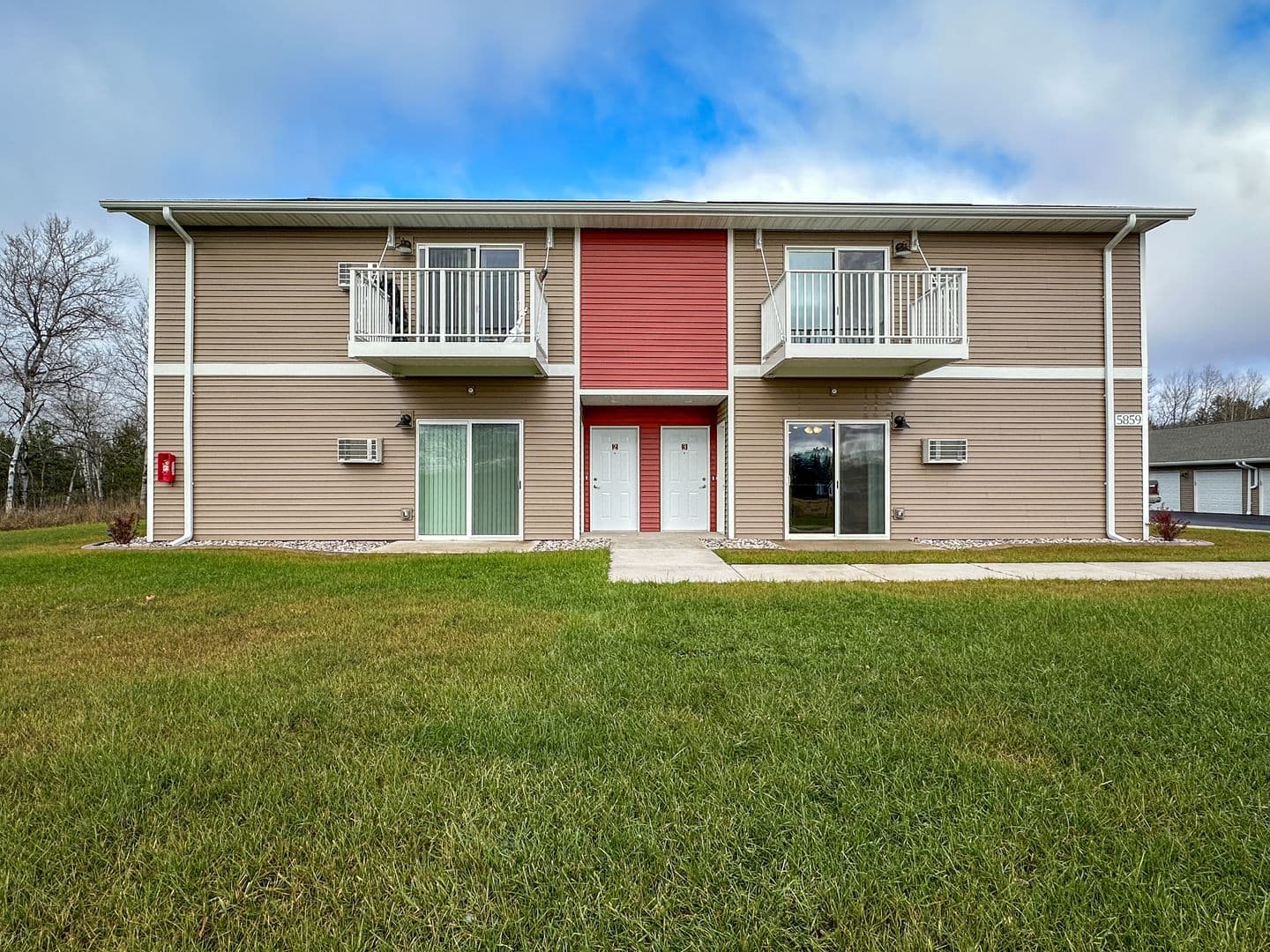 Florence Apartment: 5863 Chapin Street