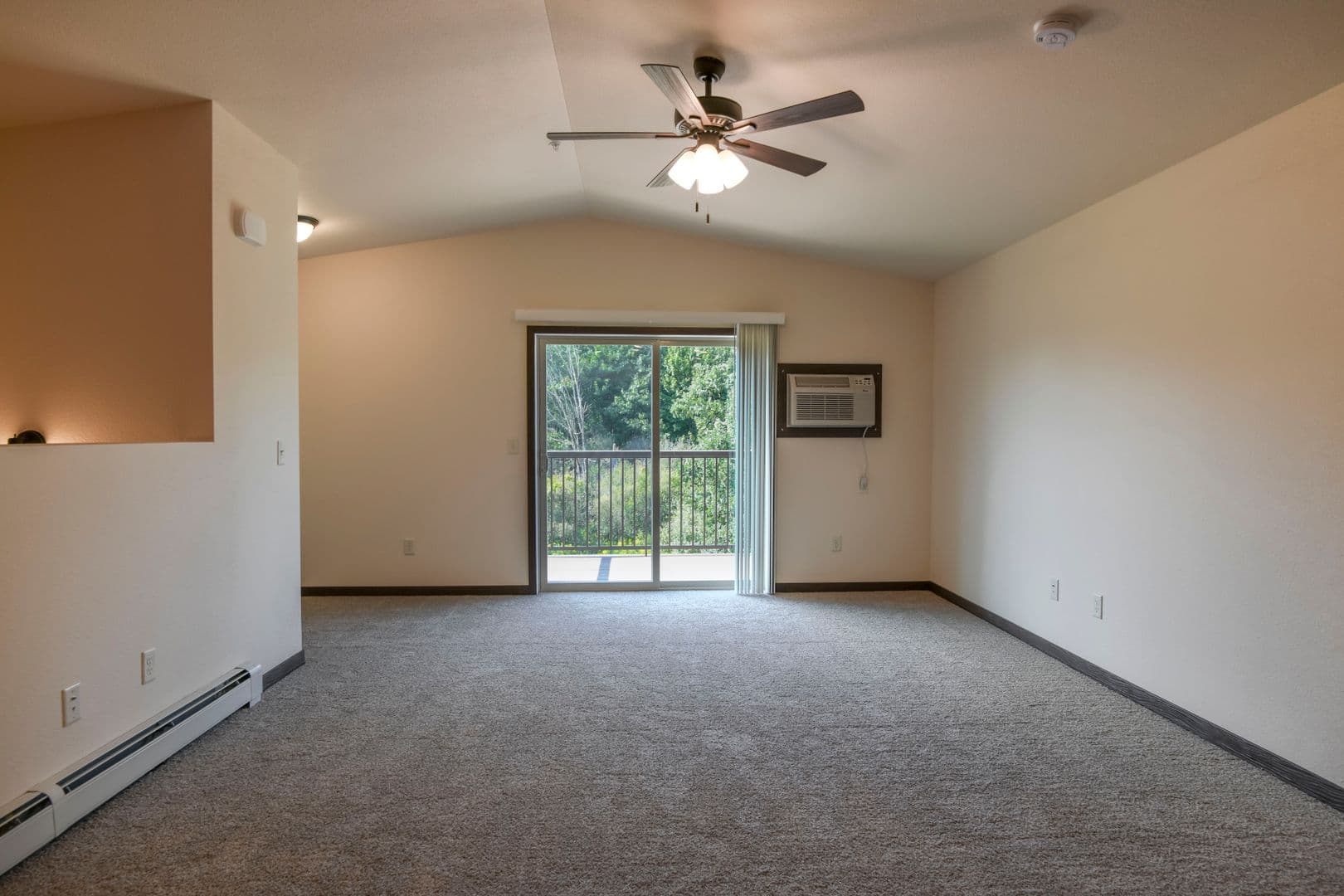 Marshfield Apartment: 1906 N Hume Ave