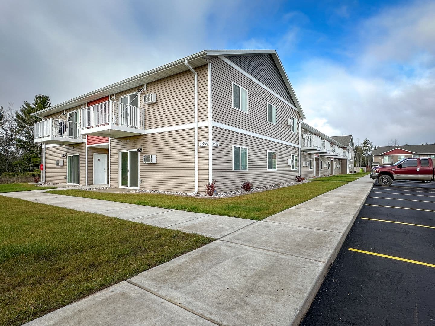Florence Apartment: 5863 Chapin Street