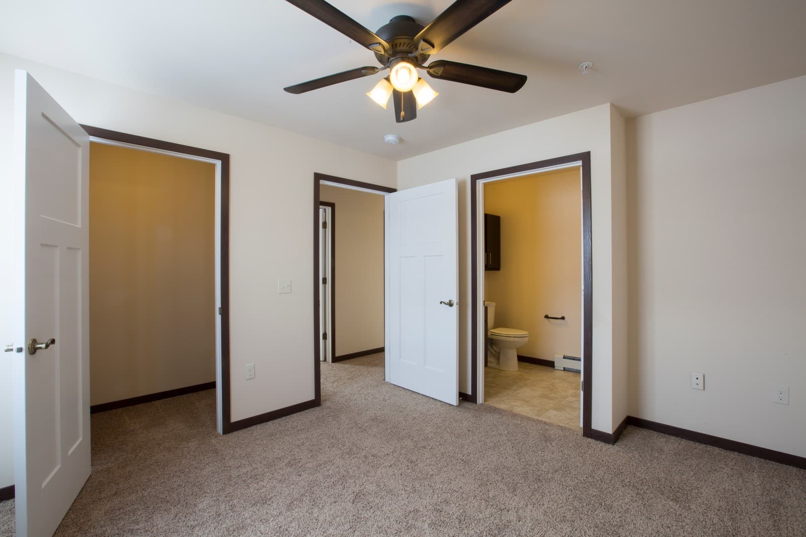 Sturgeon Bay Apartment: 415 S. Grant Ave