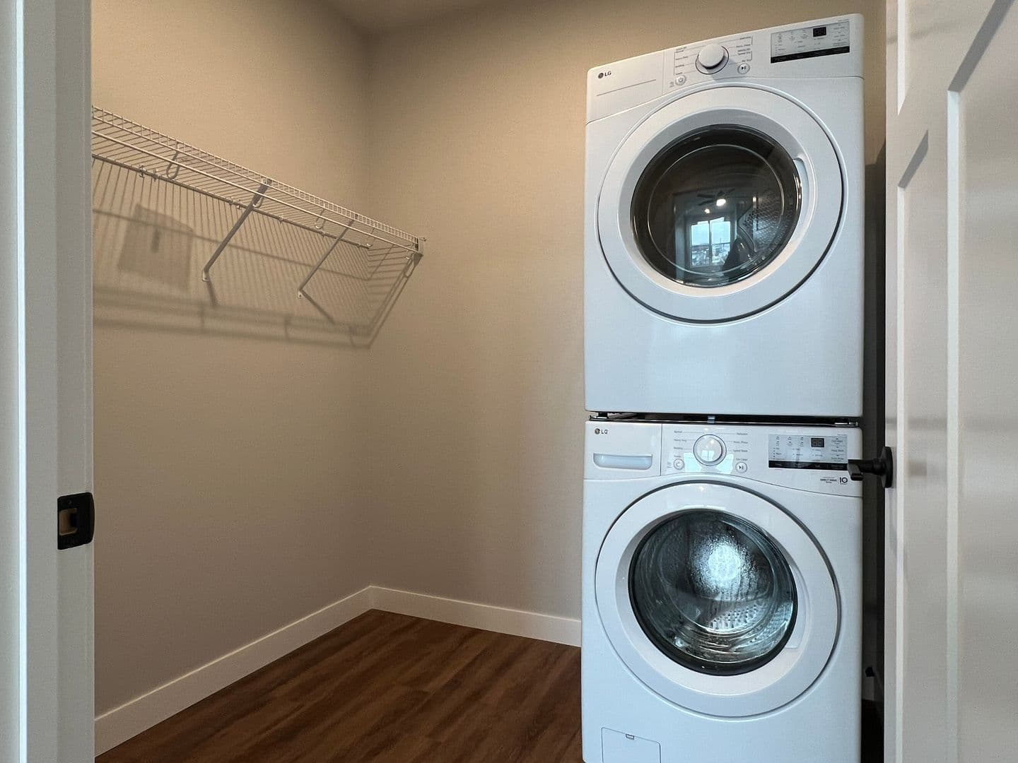 New London Apartment: 305 West Wolf River Avenue