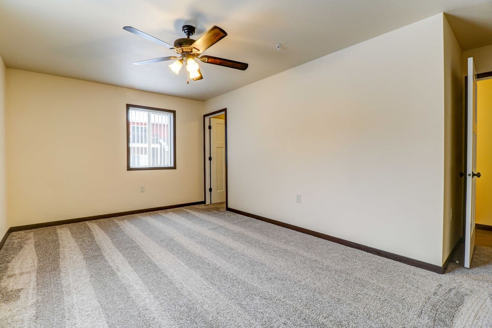 Kronenwetter Apartment: 1190 Kronenwetter Dr