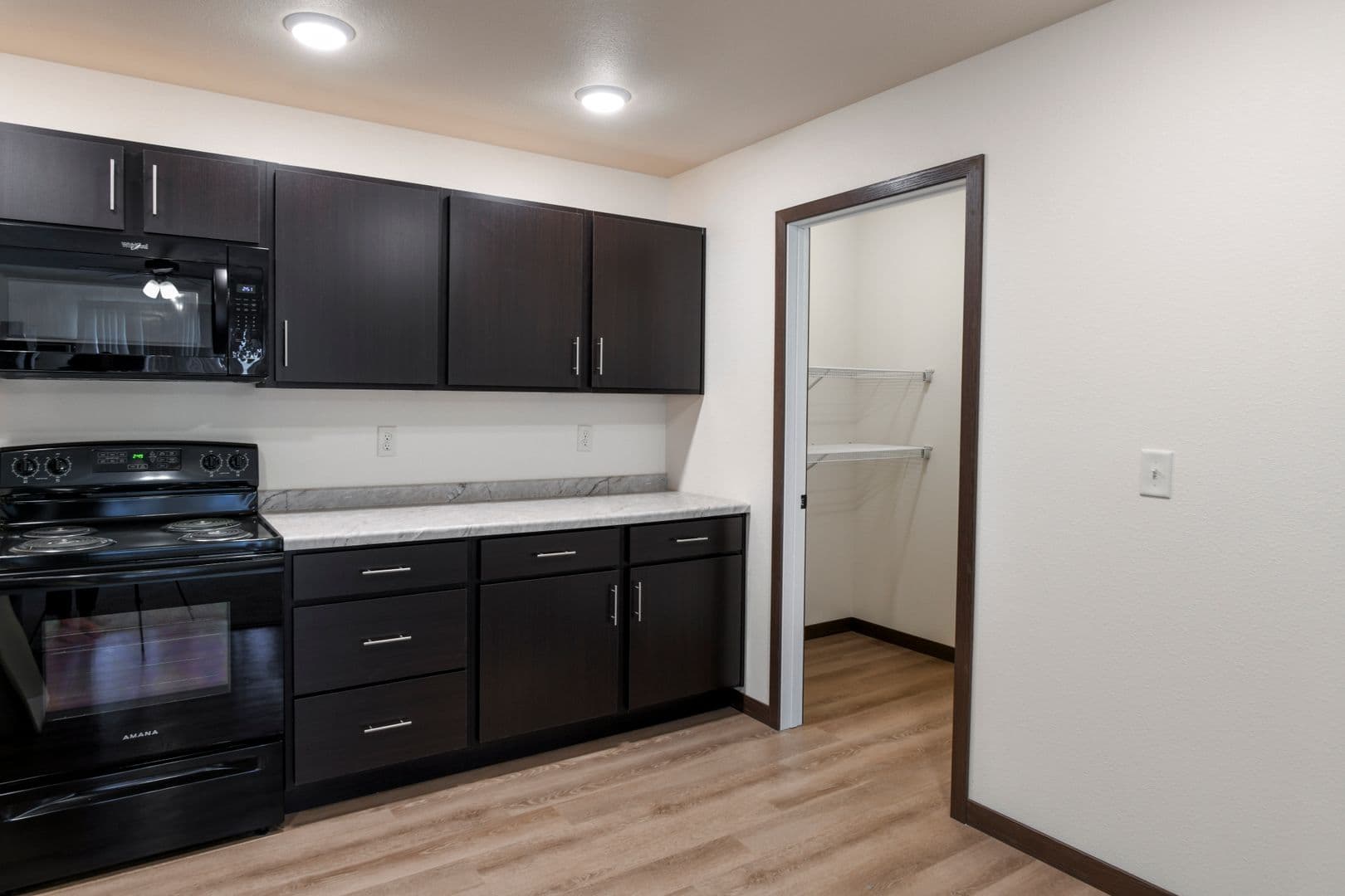 Marshfield Apartment: 1906 N Hume Ave