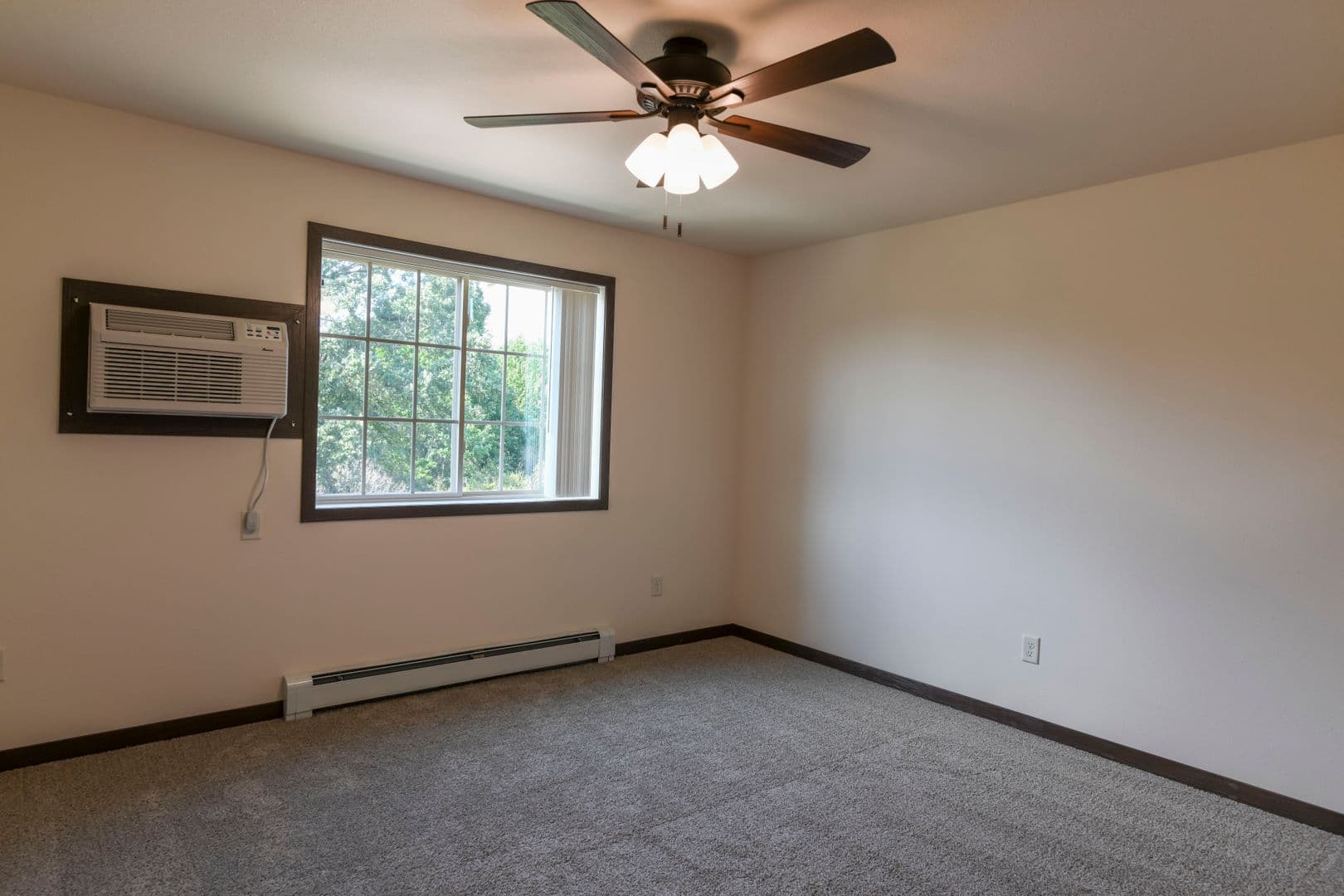 Marshfield Apartment: 1906 N Hume Ave