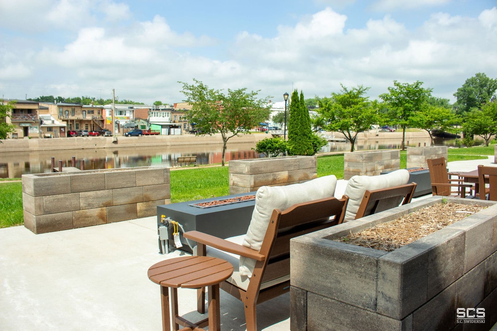 New London Apartment: 305 West Wolf River Avenue