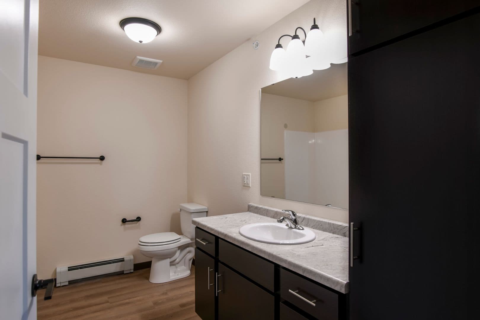 Marshfield Apartment: 1906 N Hume Ave