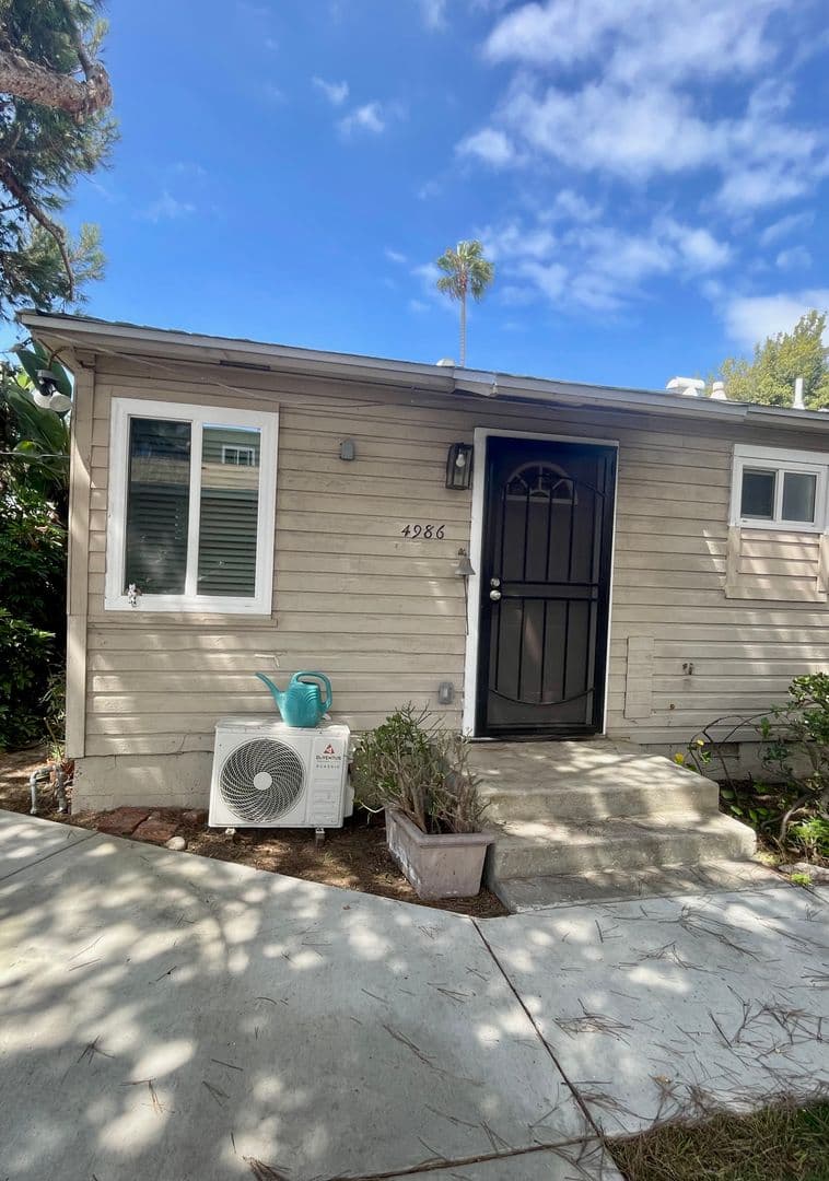 San Diego Apartment: 4982-86 1/2 Saratoga Avenue
