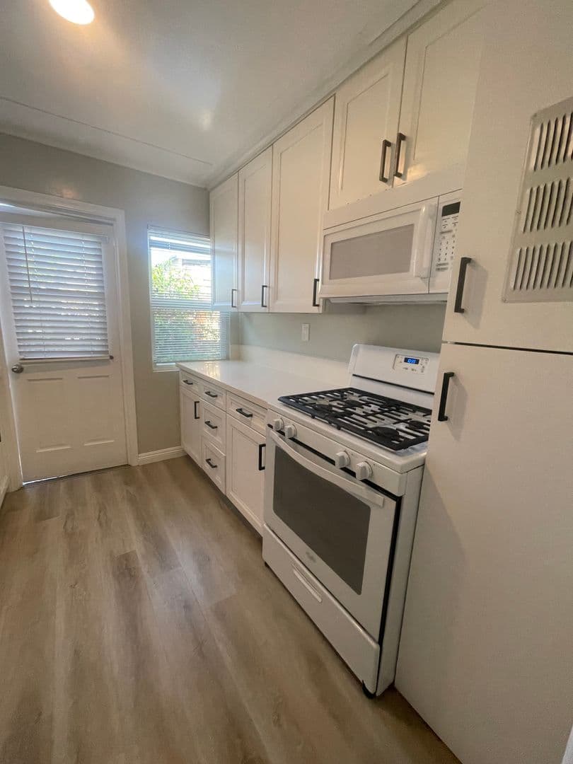 San Diego Apartment: 4982-86 1/2 Saratoga Avenue