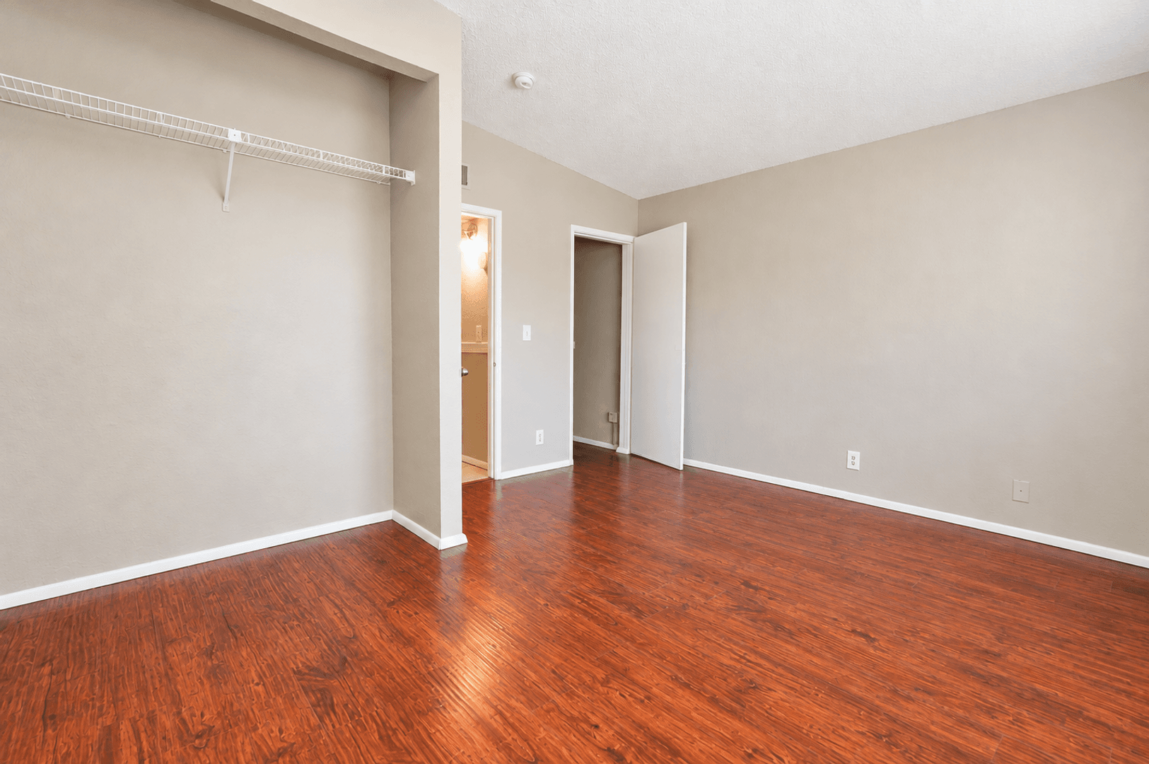 Banning Apartment: 5001-5059 W Wilson St