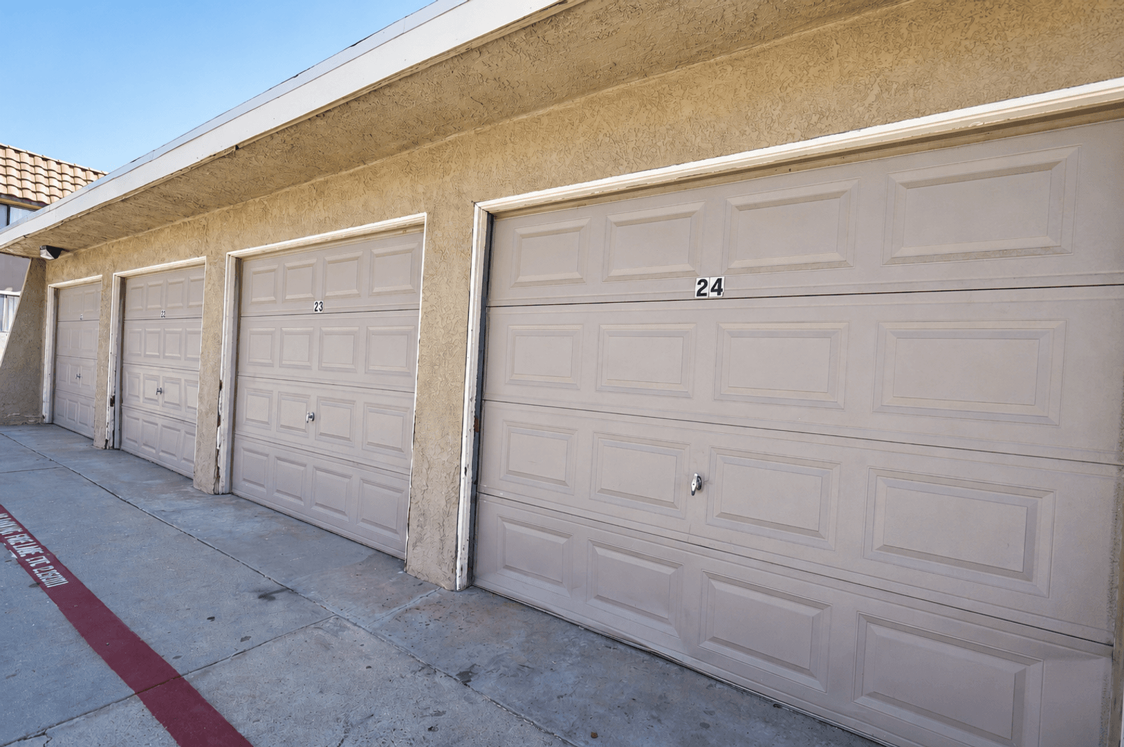 Banning Apartment: 5001-5059 W Wilson St