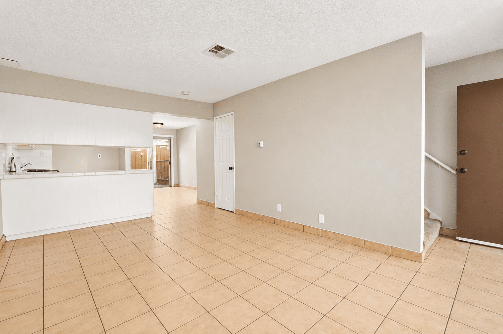 Corona Apartment: 461-587 River Rd