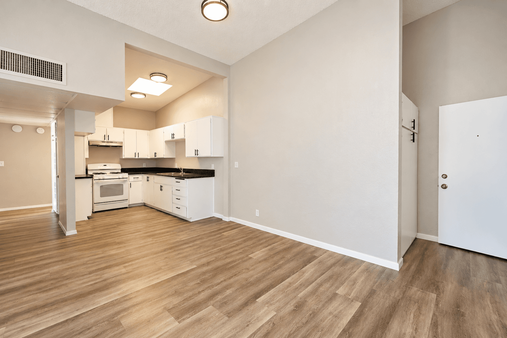 Banning Apartment: 5001-5059 W Wilson St