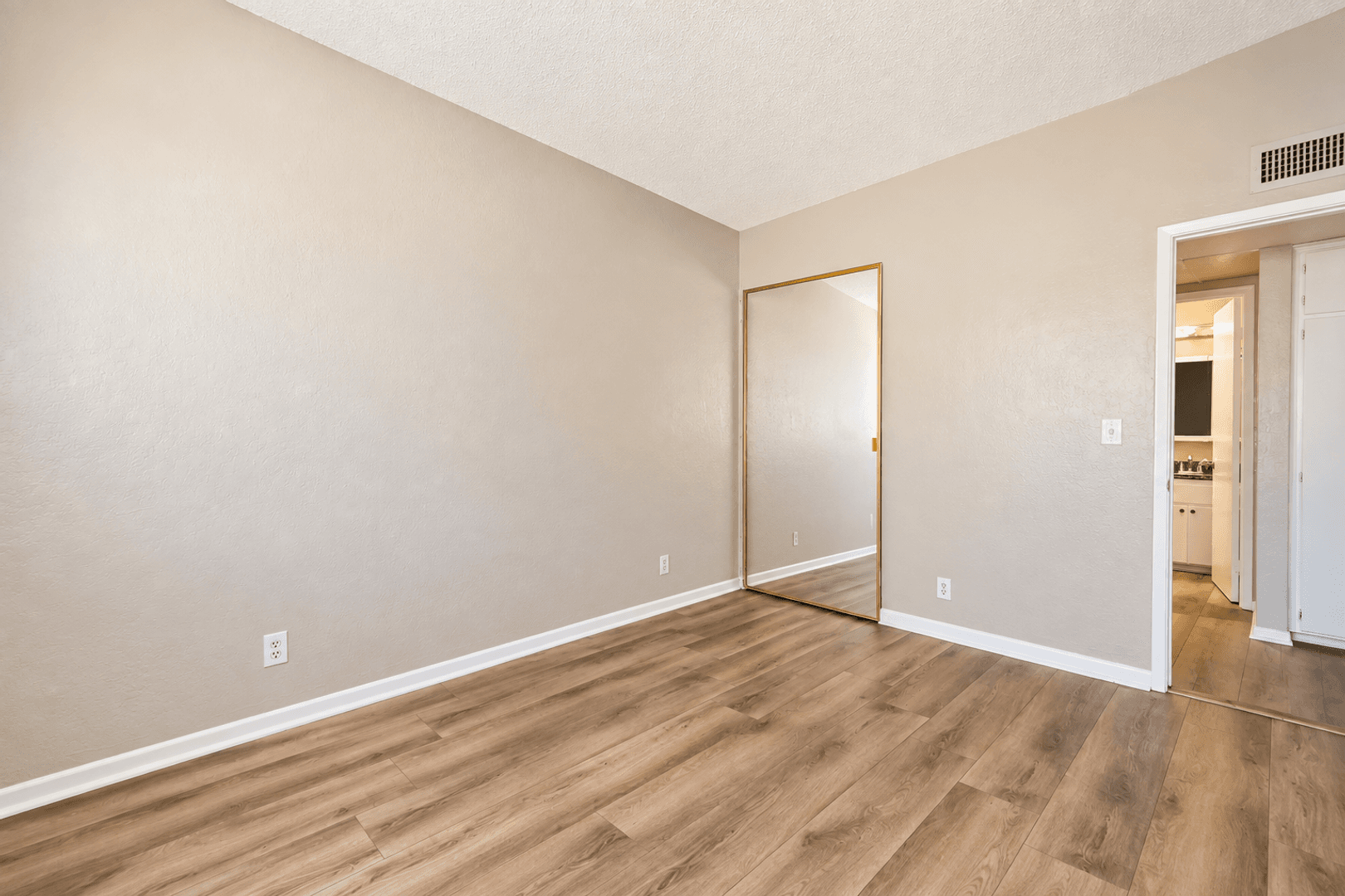 Banning Apartment: 5001-5059 W Wilson St