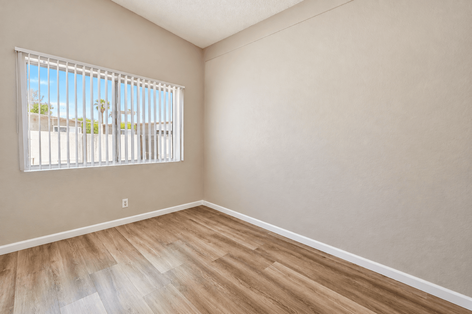 Banning Apartment: 5001-5059 W Wilson St