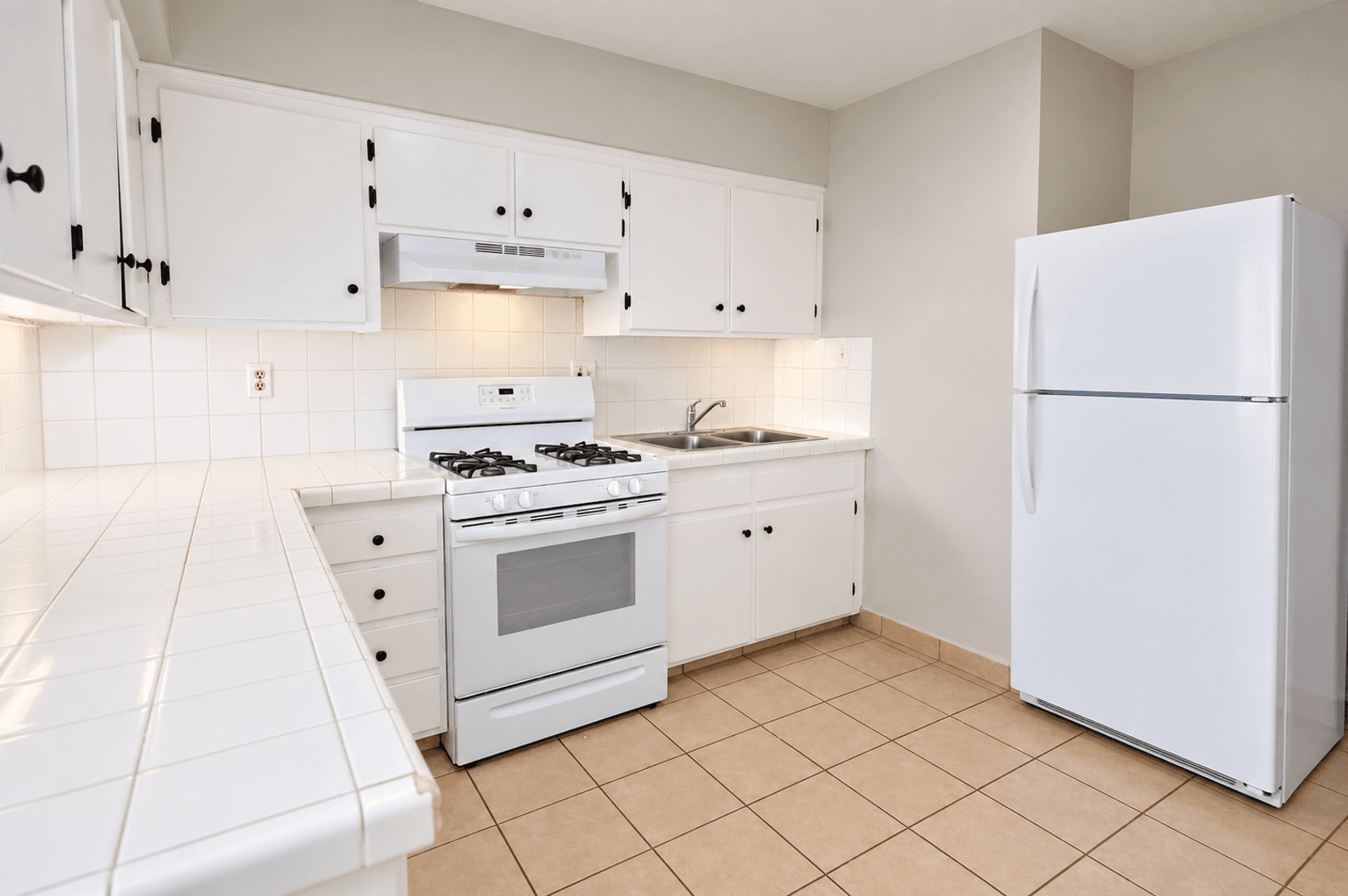 Corona Apartment: 461-587 River Rd