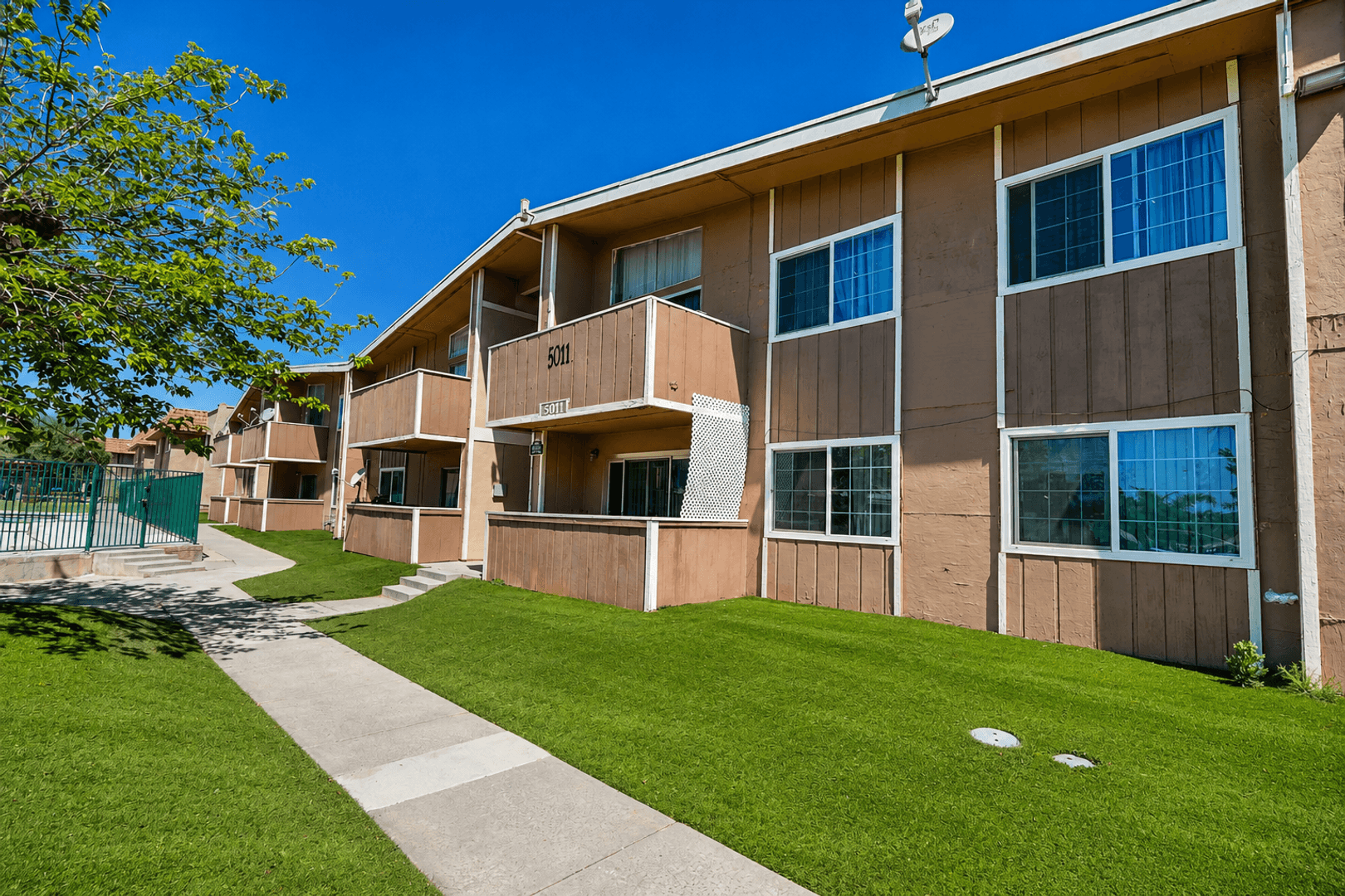 Banning Apartment: 5001-5059 W Wilson St