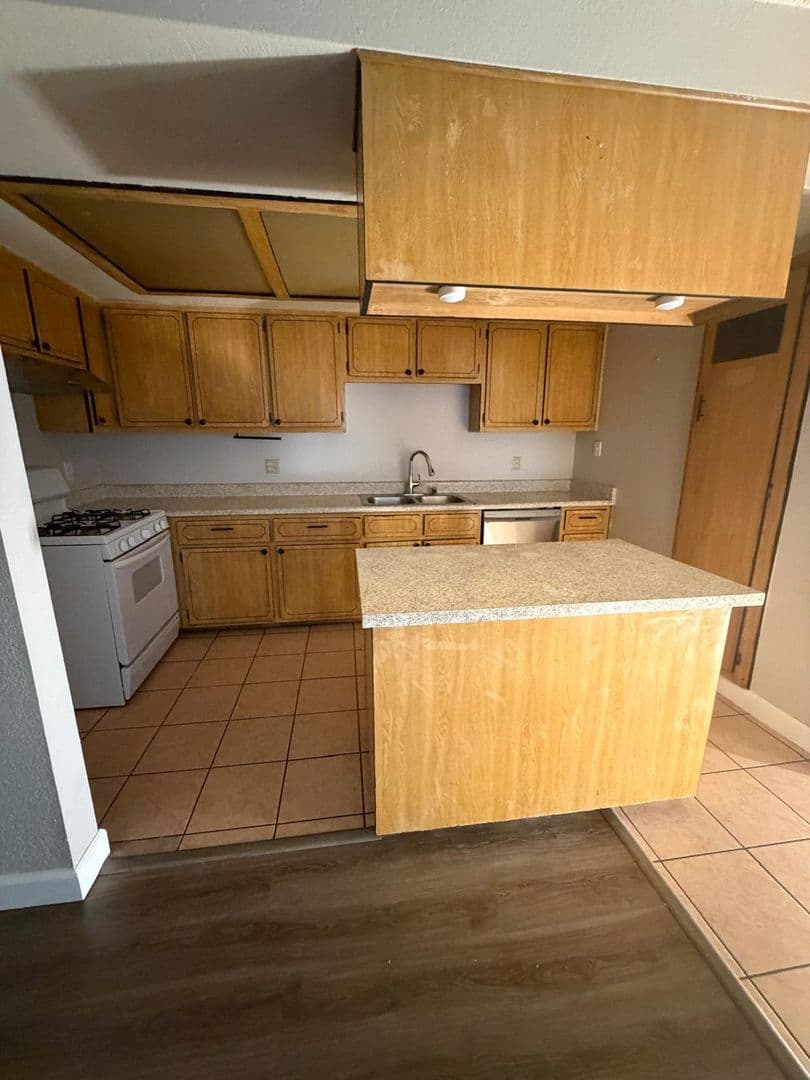 Banning Apartment: 5001-5059 W Wilson St