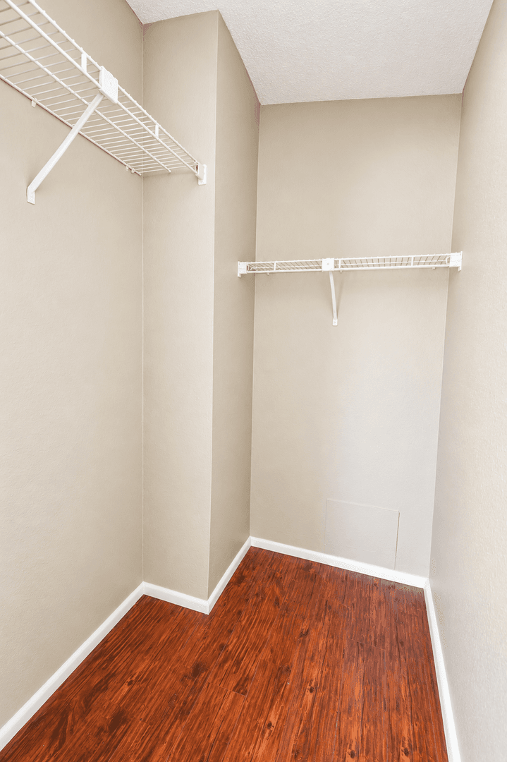 Banning Apartment: 5001-5059 W Wilson St