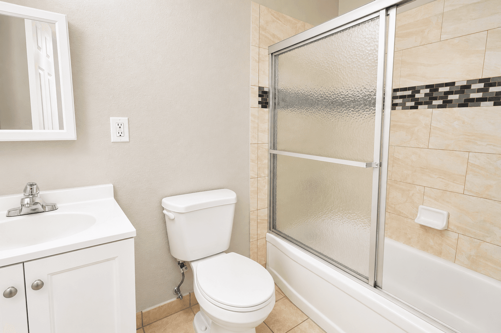 Corona Apartment: 461-587 River Rd