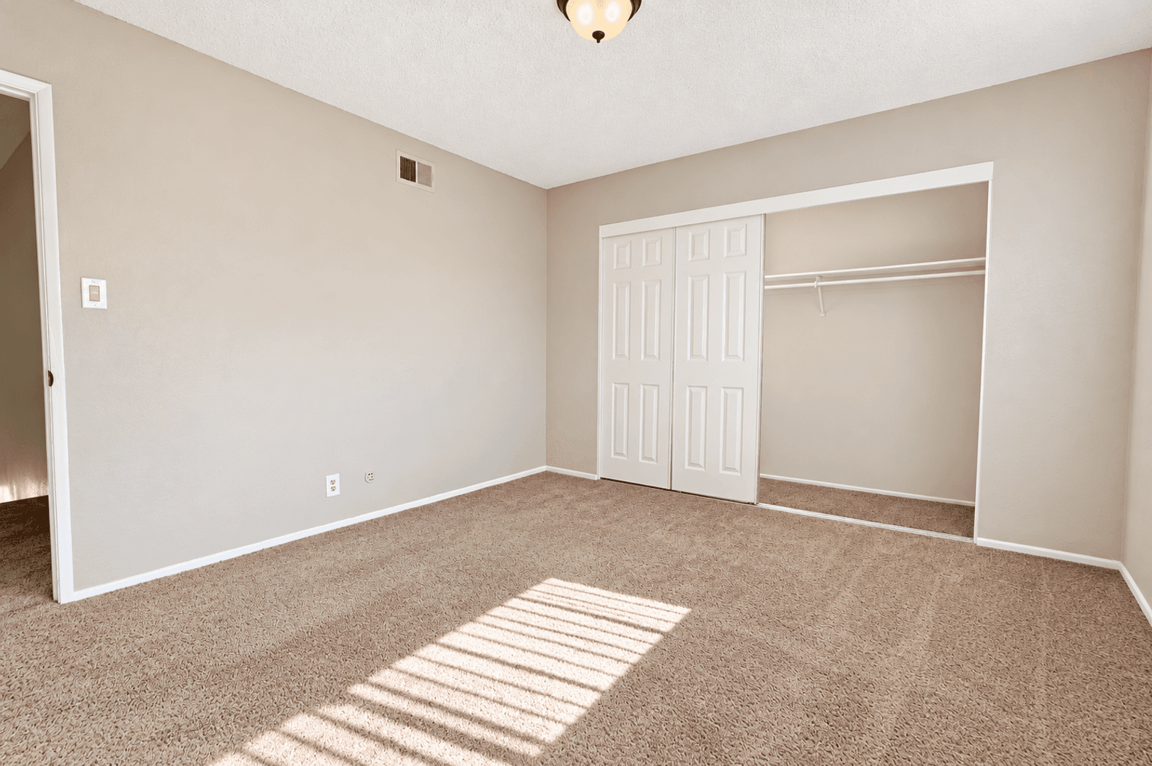 Corona Apartment: 461-587 River Rd