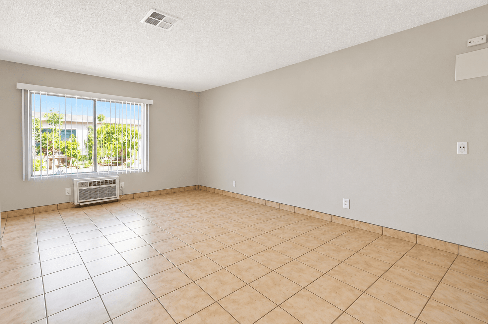 Corona Apartment: 461-587 River Rd